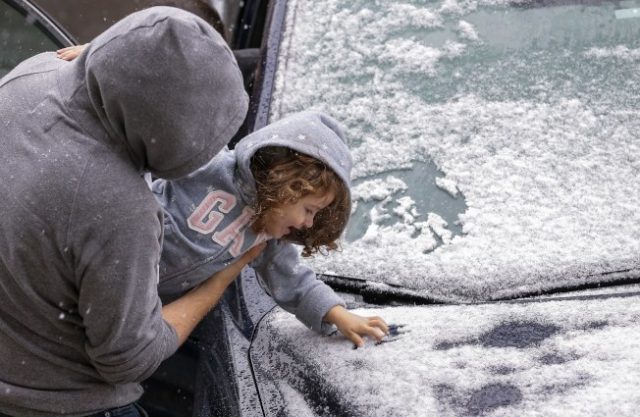 南方多州也在此波降雪范围，儿童感到新奇。(美联社)