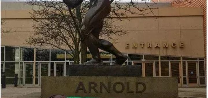 施瓦辛格卸任州长被酒店拒绝 躺睡袋抗议？你们都被骗了