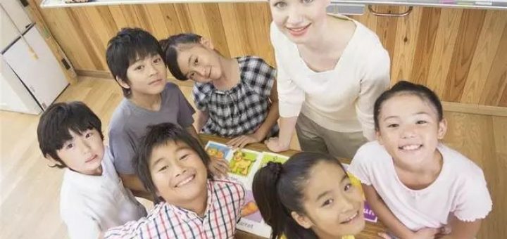 为孩子能上好学校,华人父母被勒索、被罚款,还有的被关监狱...