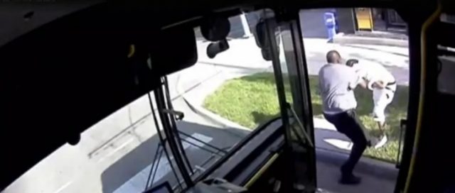 惊人相似 美国也发生了一起“重庆公交事故” 为何结局大不同? 惊人相似 美国也发生了一起“重庆公交事故” 为何结局大不同?