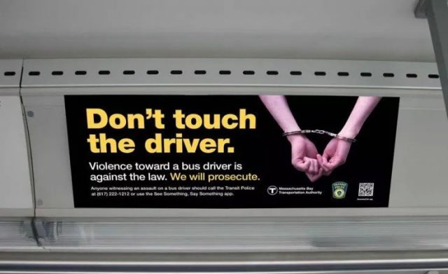 惊人相似 美国也发生了一起“重庆公交事故” 为何结局大不同? 惊人相似 美国也发生了一起“重庆公交事故” 为何结局大不同?