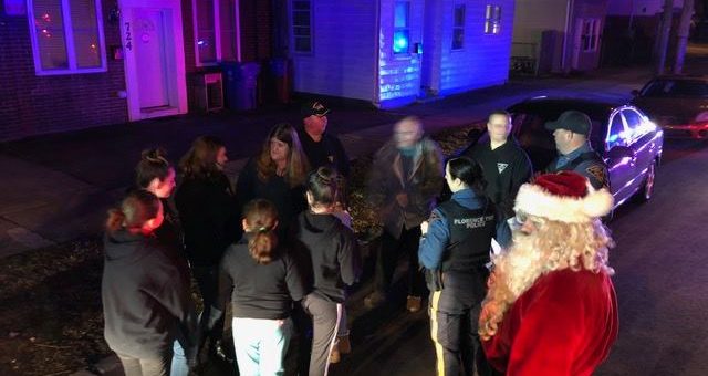 图片中可能有：一人或多人、一群人站着和夜晚