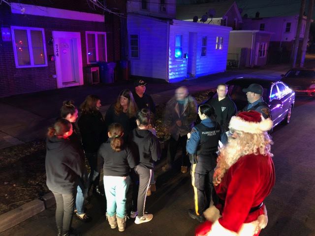 图片中可能有:一人或多人、一群人站着和夜晚