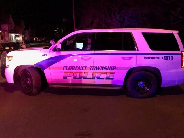 图片中可能有:轿车和户外