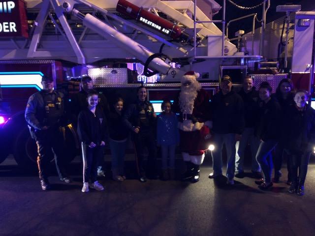 图片中可能有:1 位用户、站立、夜晚和室内