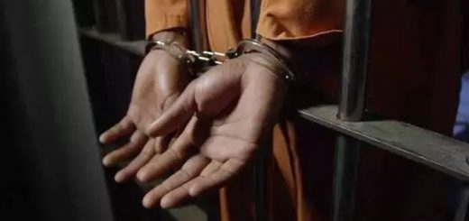 21岁华人美女机场被捕! 因贪小便宜搭上自己的后半生,当庭悔恨痛哭!