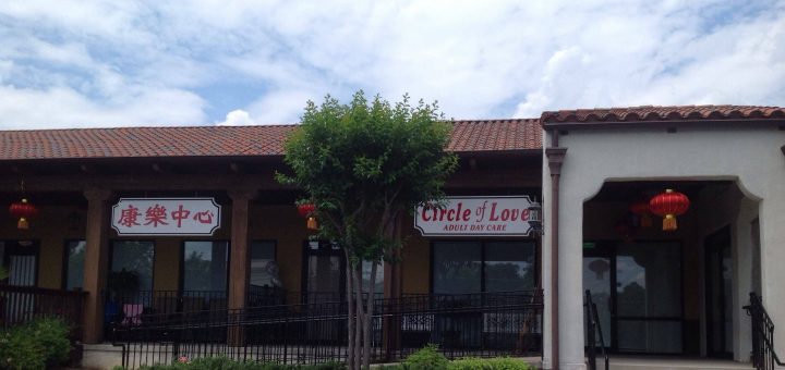 图片中可能有：天空和户外