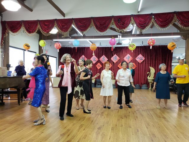 图片中可能有:6 位用户、微笑的用户、一群人站着和室内