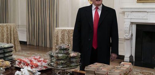 政府关门白宫没厨师 特朗普自掏腰包请客人吃汉堡