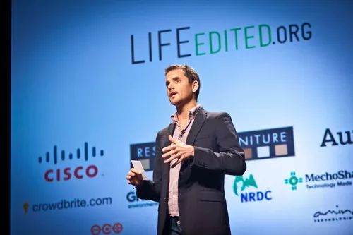 身价上亿的他卖掉330㎡豪宅，蜗居在40㎡的破公寓里：我的空间很小，但生活很大！