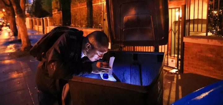 我的邻居是扎克伯格，而我每天从他的垃圾箱里讨生活