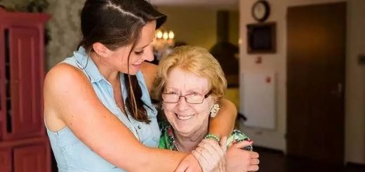 24小时“监视”，152位老人集中被骗！这个1800万砸出的“骗人小镇”，竟然让人排队想进：这大概是集中式养老最美的样子