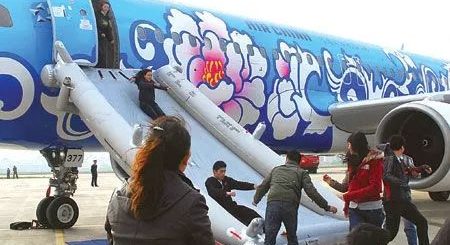 空中惊魂,上海飞纽约波音客机3万尺高空直降,吓得想写遗嘱