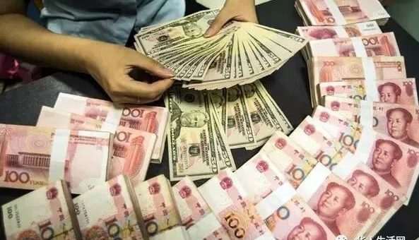 私下换汇被拿枪指头抢走10万,华人互相算计还是被人截胡,背后有隐情