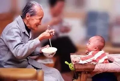 移民老人向子女索要"带孙费"，华人因教育观念引家庭大战，这钱该不该给？