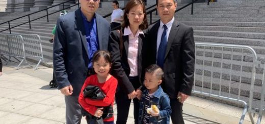 绿卡面谈被抓的游秀清出庭 百名支持者声援