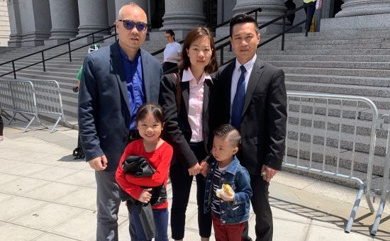 绿卡面谈被抓的游秀清出庭 百名支持者声援