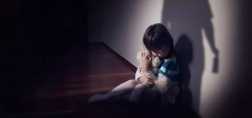 当场傻眼!华女教育女儿被控重罪,4个女儿全被带走