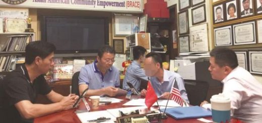想返回中国奔丧却因个人信息不符而被拒签的王先生29日向亚总会求助。(崔国萁摄)