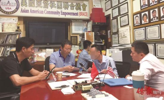想返回中国奔丧却因个人信息不符而被拒签的王先生29日向亚总会求助。(崔国萁摄)