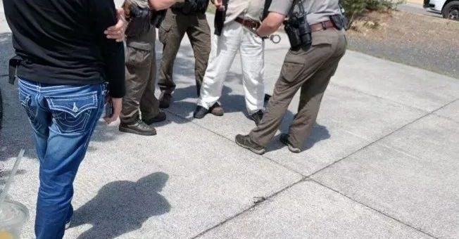 Image result for 中国大妈换成"中国大爷"了，游黄石公园不走栈道,拒绝出庭，遭重罚！