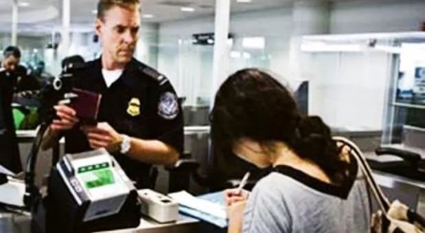 美国海关严查电子设备，连公民都不放过，终于惹事上身了