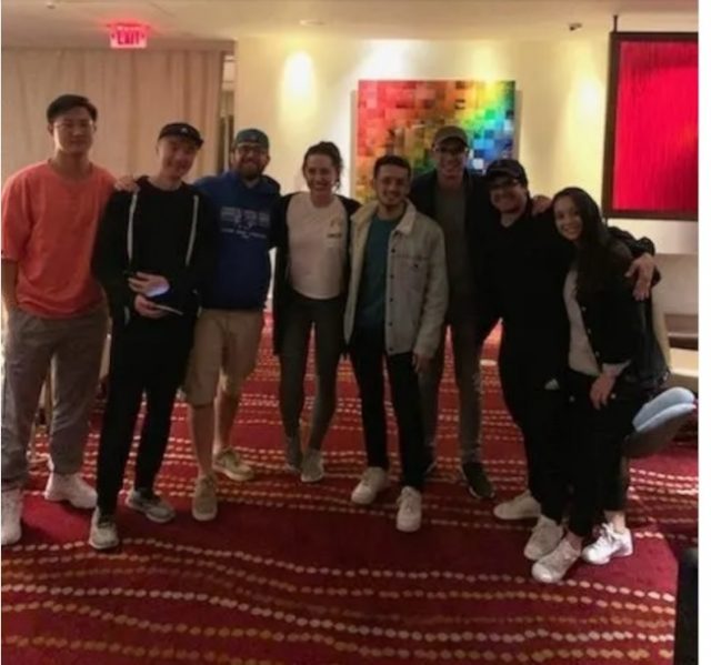 搭乘阿拉斯加航空而误点的乘客在机场自拍，最左边的是华裔旅客罗春奕，左二为薛汉汉。(取自薛汉汉社媒)