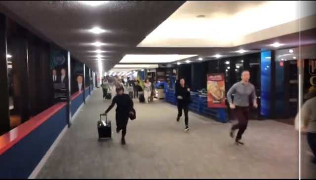 纽瓦克机场旅客听说有恐嫌出现，拉着行李夺路而逃。(推特)