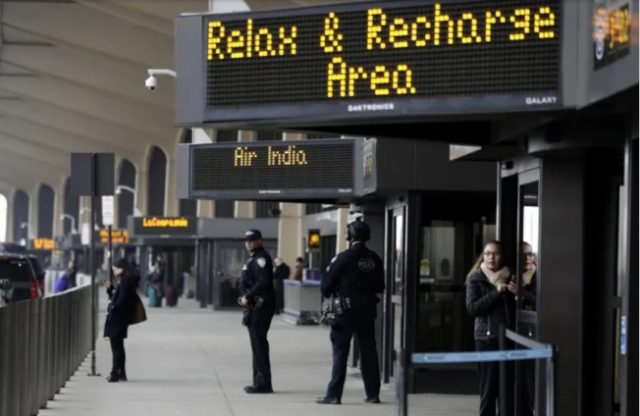 纽瓦克机场警卫在休憩区戒备。(美联社)