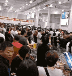 好惨！Costco开业一周就被国人玩毁了！寿司被偷吃，小孩在垃圾桶尿尿...