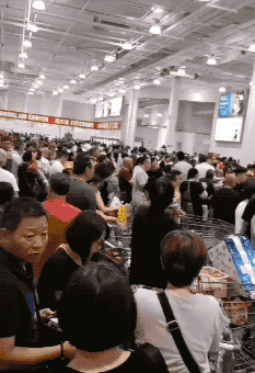 好惨!Costco开业一周就被国人玩毁了!寿司被偷吃,小孩在垃圾桶尿尿...