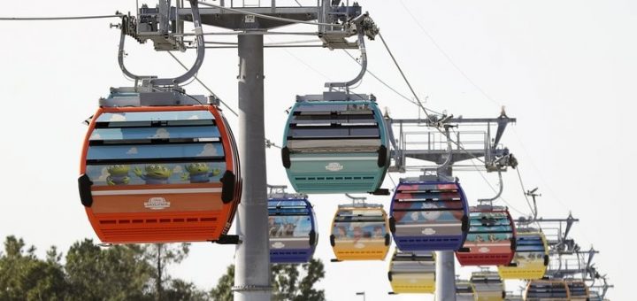 佛州迪士尼公园缆车突发事故 游客高空被困数小时