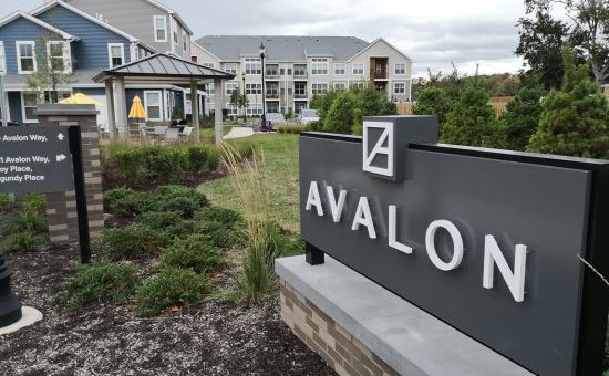 以Avalon公寓为代表的中高档住宅正在新州兴起，一居室的平均月租为2000元。