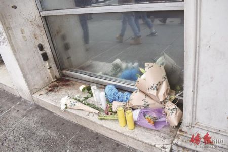 位于华埠的多处案发现场仍可见明显血迹，民众自发摆放鲜花和蜡烛悼念受害人。