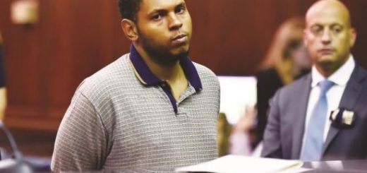 于5日凌晨在曼哈顿华埠酿成四死一伤惨案的桑托斯6日在曼哈顿刑事法庭过堂。(美联社)