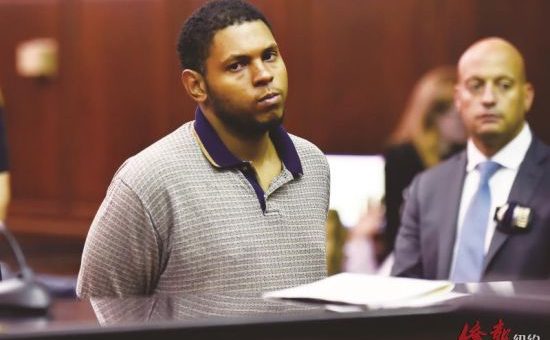 于5日凌晨在曼哈顿华埠酿成四死一伤惨案的桑托斯6日在曼哈顿刑事法庭过堂。(美联社)