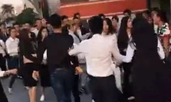 因逛免税店误机，中国男游客竟暴打女工作人员！