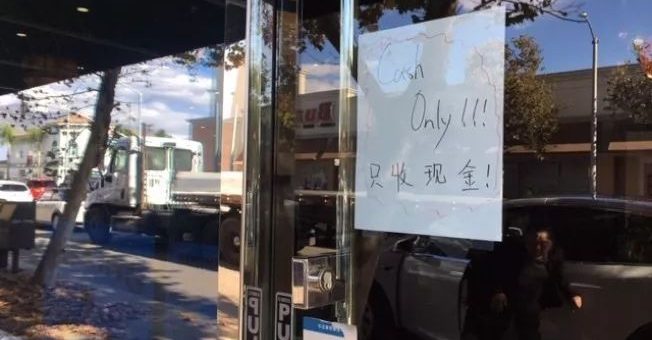 这几个字太惹眼，美执法人员突查多家餐馆，搜查行动十余小时