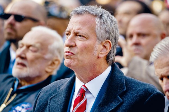 白思豪的「特別一次性援助」計劃備受爭議。美聯社