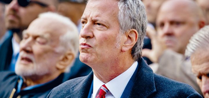 白思豪的「特別一次性援助」計劃備受爭議。美聯社