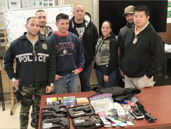 警方缴获的毒品和枪支。