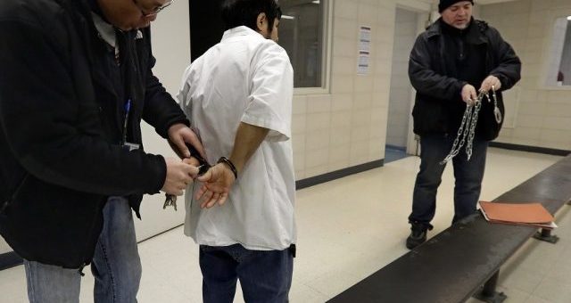 ICE严查无证移民 一个全家桶的钱买了大批驾照数据