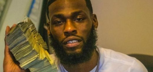 美国银行职员“监守自盗”，还晒赃款照片后被抓了…