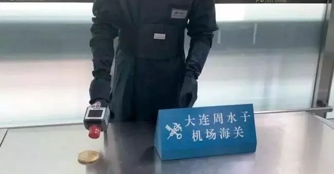 华人过海关被拦 查出致癌物! 辐射超标112倍 大家还在疯狂买