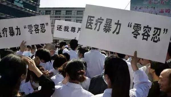 女医生遭患者家属残忍杀害,如果医闹发生在美国……