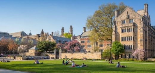 美国大学学费10年暴涨30% 上大学值得吗?