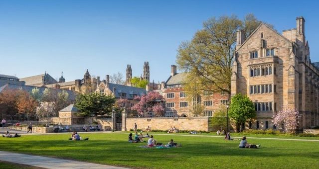 美国大学学费10年暴涨30% 上大学值得吗?