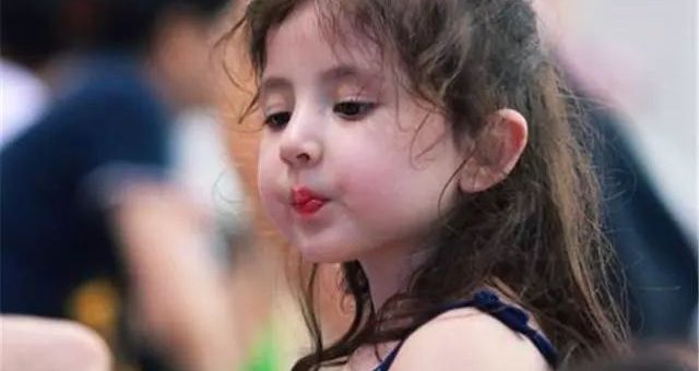 华人夫妻却生出“混血儿”,3次亲子鉴定后,华人爸爸居然...