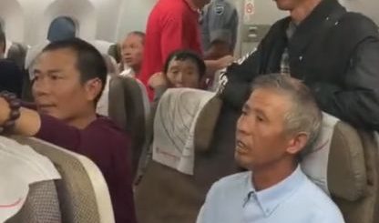 怒了! 119名中国乘客被赶下飞机 强制搜身 就因一黑人说丢了钱!更坑爹的是...