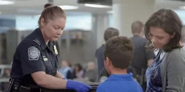 注意,美海关要求父母为幼儿护照代签名,后果很严重